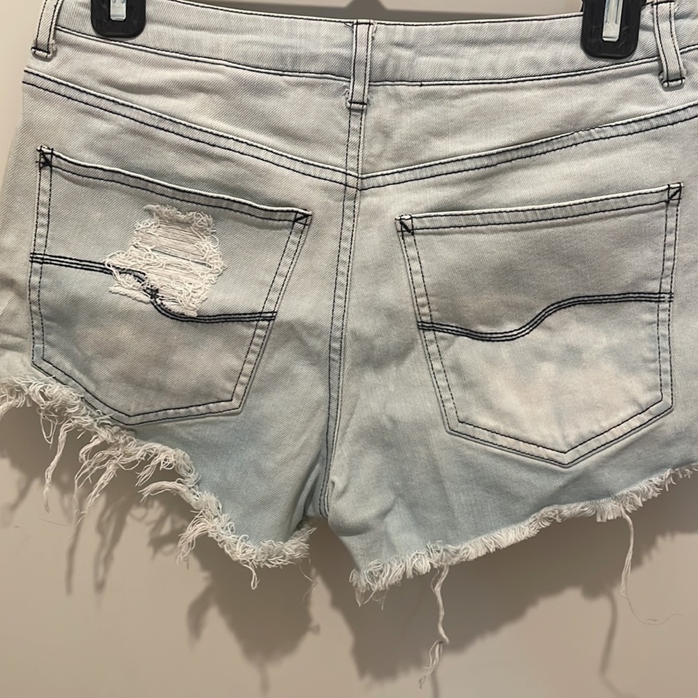 Distressed Jean shorts - Picture 4 of 4